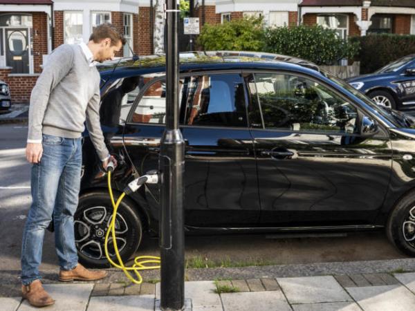 Points de charge pour voitures électriques : la révolution des&nbsp;lampadaires