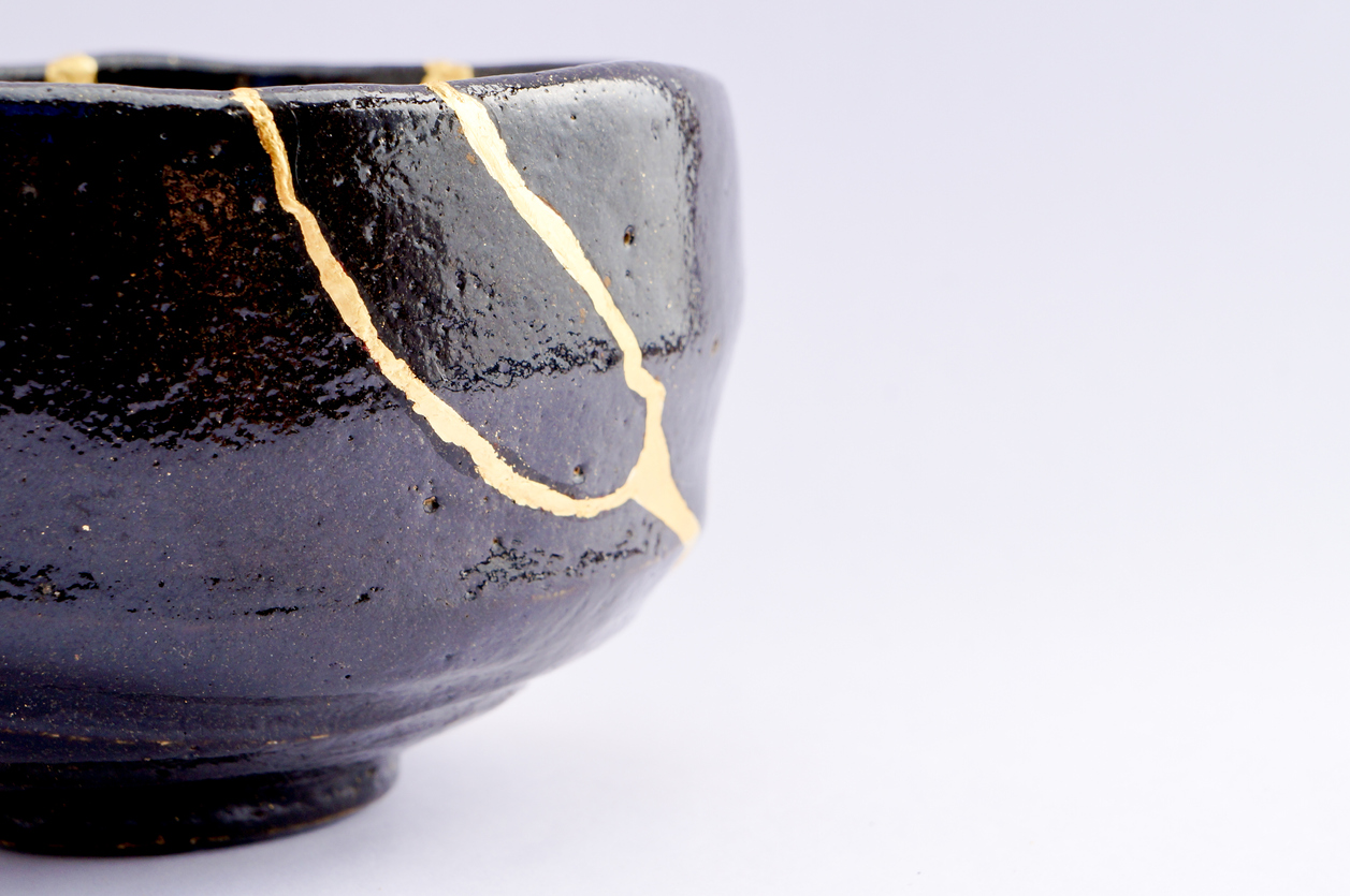 Kintsugi ou l&rsquo;art de faire revivre les céramiques brisées