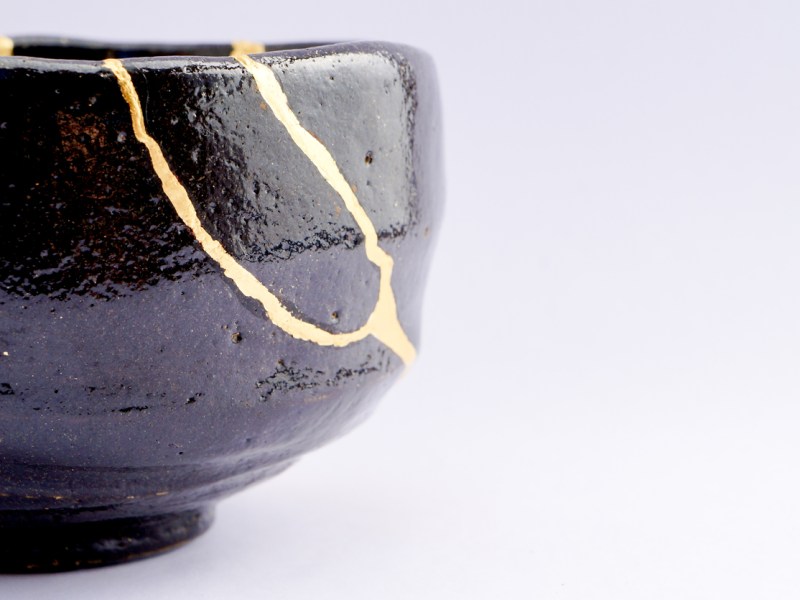 Kintsugi ou l&rsquo;art de faire revivre les céramiques&nbsp;brisées